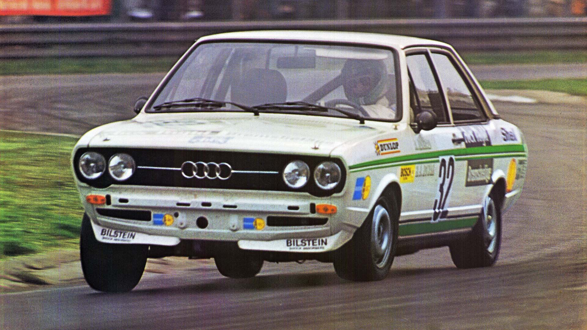 Das Foto zeigt einen Audi 80-Rennwagen auf der Strecke.